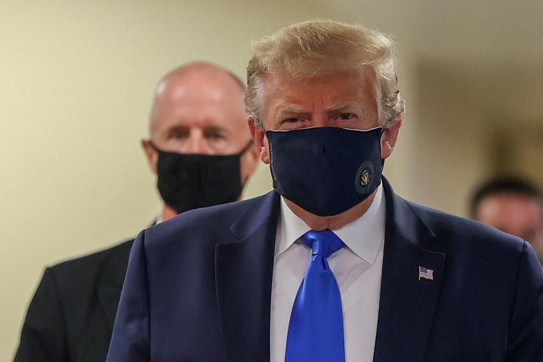 President Donald Trump wears a mask while visiting Walter Reed National Military Medical Center in Bethesda, Maryland. REUTERS/Tasos Katopodis   